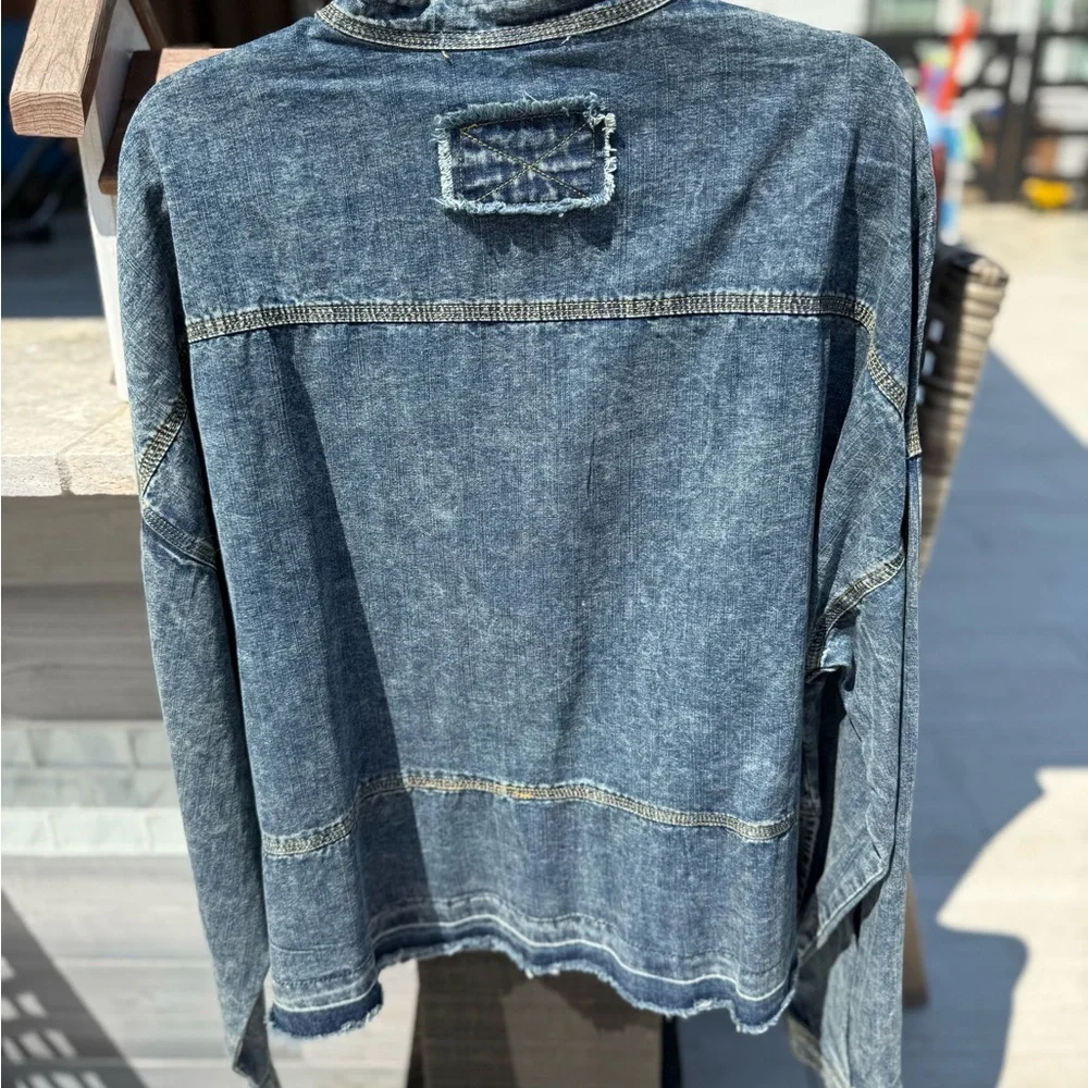 DAVI & DANI Denim Blue Top NWT - Picture 2 of 2